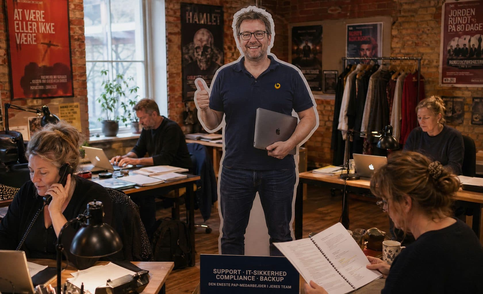 Papfigur af BestSecurity-supporter i teateradministrationens kontor